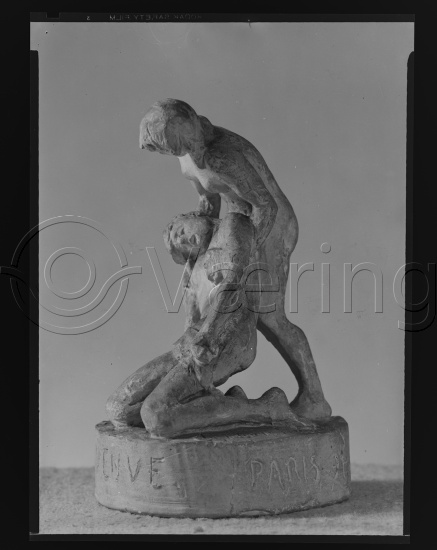 I fotoeske med teksten Klassisk Skulptur / ulike kunstnere