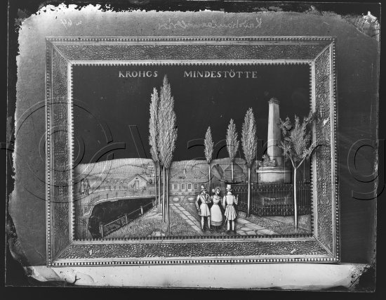 I fotoeske med Christiania motiver fra ulike kunstnere