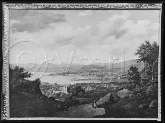 I fotoeske med Christiania motiver fra ulike kunstnere