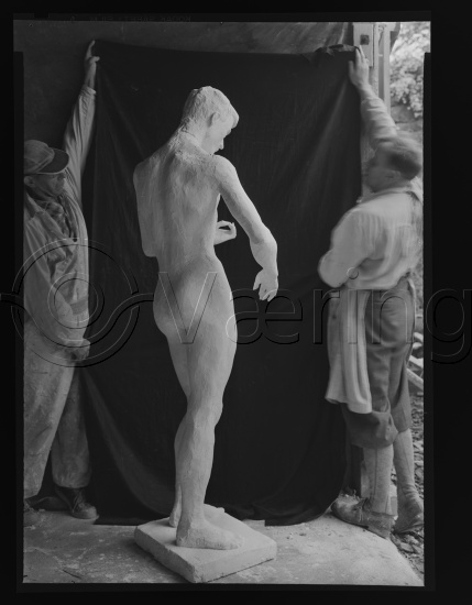 I fotoeske med diverse skulpturer  / Vigeland?